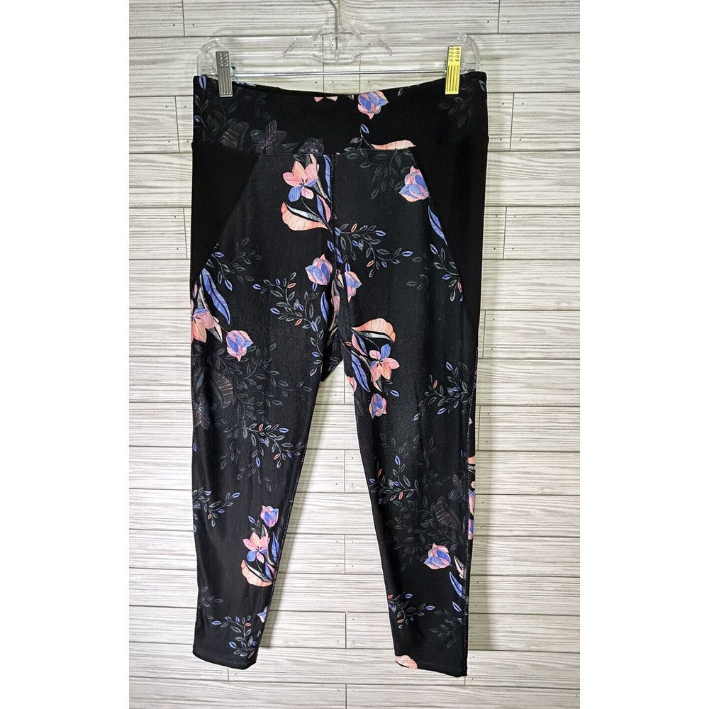Betsey Johnson Performance Floral Black Size Large Women's Capris Yoga pants